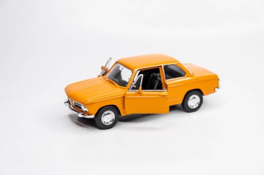 Beyaz arka planda renkli oyuncak araba modelleri