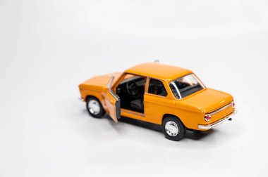 Beyaz arka planda renkli oyuncak araba modelleri