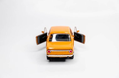 Beyaz arka planda renkli oyuncak araba modelleri