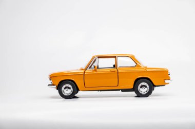 Beyaz arka planda renkli oyuncak araba modelleri