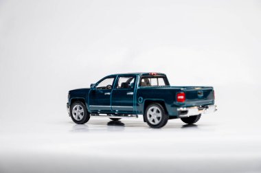 Beyaz arka planda renkli oyuncak araba modelleri