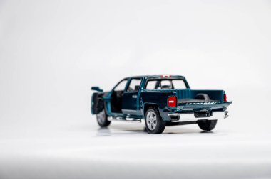 Beyaz arka planda renkli oyuncak araba modelleri