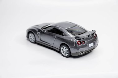 Beyaz arka planda renkli oyuncak araba modelleri