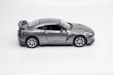 Beyaz arka planda renkli oyuncak araba modelleri