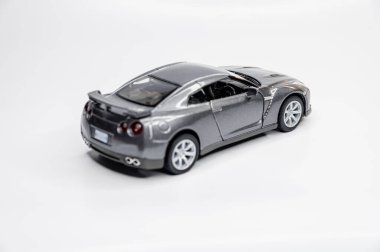 Beyaz arka planda renkli oyuncak araba modelleri