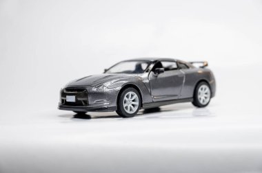 Beyaz arka planda renkli oyuncak araba modelleri