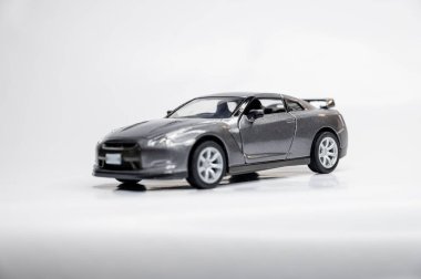 Beyaz arka planda renkli oyuncak araba modelleri