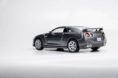 Beyaz arka planda renkli oyuncak araba modelleri