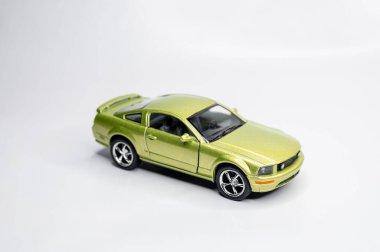 Beyaz arka planda renkli oyuncak araba modelleri