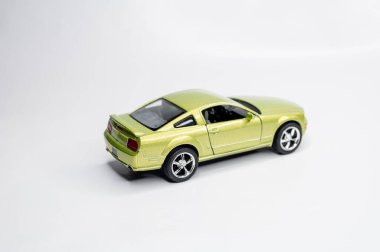 Beyaz arka planda renkli oyuncak araba modelleri