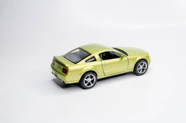 Beyaz arka planda renkli oyuncak araba modelleri