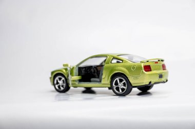 Beyaz arka planda renkli oyuncak araba modelleri