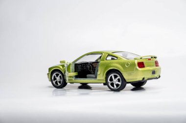 Beyaz arka planda renkli oyuncak araba modelleri