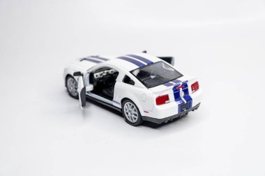 Beyaz arka planda renkli oyuncak araba modelleri