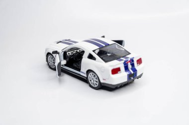 Beyaz arka planda renkli oyuncak araba modelleri