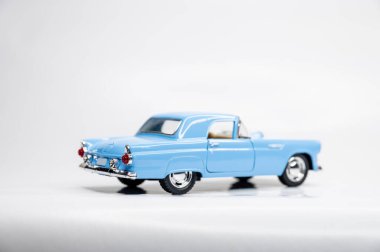 Beyaz arka planda renkli oyuncak araba modelleri