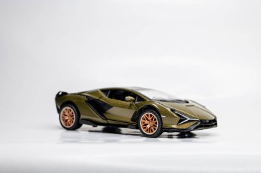 Beyaz arka planda renkli oyuncak araba modelleri