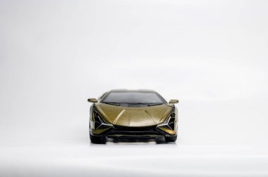 Beyaz arka planda renkli oyuncak araba modelleri