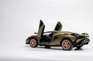 Beyaz arka planda renkli oyuncak araba modelleri