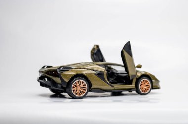 Beyaz arka planda renkli oyuncak araba modelleri