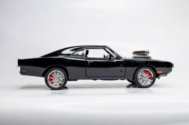 Beyaz arka planda renkli oyuncak araba modelleri