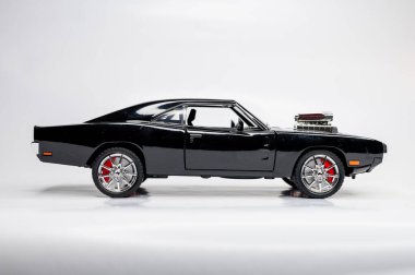 Beyaz arka planda renkli oyuncak araba modelleri