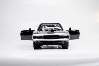 Beyaz arka planda renkli oyuncak araba modelleri