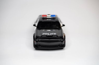 Beyaz arka planda renkli oyuncak araba modelleri