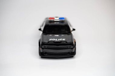 Beyaz arka planda renkli oyuncak araba modelleri