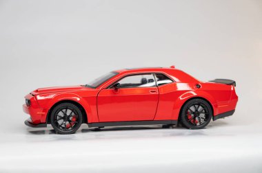 Beyaz arka planda renkli oyuncak araba modelleri