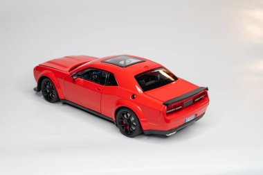 Beyaz arka planda renkli oyuncak araba modelleri