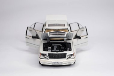 Beyaz arka planda renkli oyuncak araba modelleri