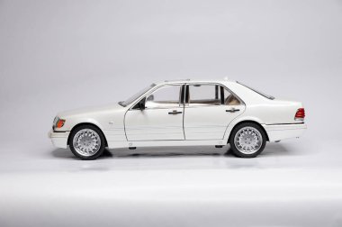 Beyaz arka planda renkli oyuncak araba modelleri