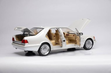 Beyaz arka planda renkli oyuncak araba modelleri