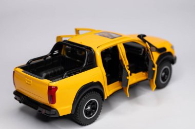 Beyaz arka planda renkli oyuncak araba modelleri