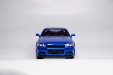 Beyaz arka planda renkli oyuncak araba modelleri