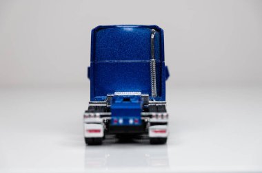 Beyaz arka planda renkli oyuncak araba modelleri