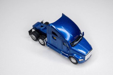 Beyaz arka planda renkli oyuncak araba modelleri