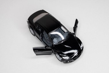 Beyaz arka planda renkli oyuncak araba modelleri