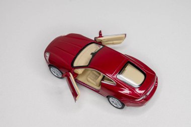 Beyaz arka planda renkli oyuncak araba modelleri