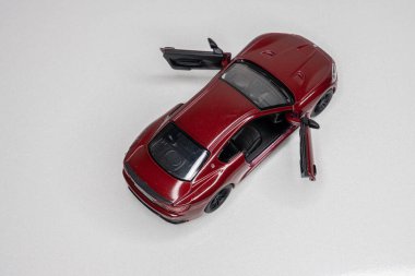 Beyaz arka planda renkli oyuncak araba modelleri