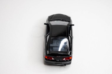 Beyaz arka planda renkli oyuncak araba modelleri