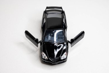 Beyaz arka planda renkli oyuncak araba modelleri