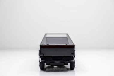 Beyaz arka planda renkli oyuncak araba modelleri