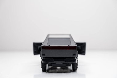 Beyaz arka planda renkli oyuncak araba modelleri