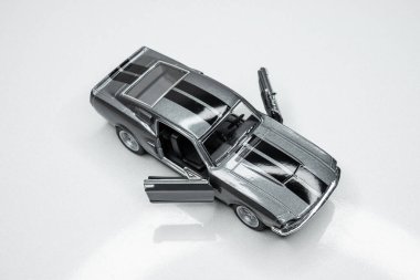 Beyaz arka planda renkli oyuncak araba modelleri