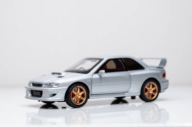 Beyaz arka planda renkli oyuncak araba modelleri