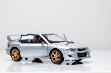 Beyaz arka planda renkli oyuncak araba modelleri