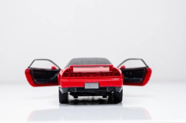 Beyaz arka planda renkli oyuncak araba modelleri