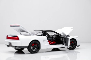 Beyaz arka planda renkli oyuncak araba modelleri